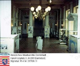 Darmstadt, Haus der Geschichte (ehemaliges Mollertheater): Vestibül mit Ausstellungstafeln der Ausstellung '40 Jahre italienische Migration nach Darmstadt' vom 1. März bis 12. April 1996