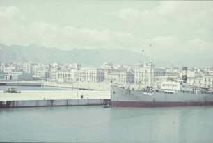 Reisefotos. Schiff "Capri" in einem Hafen (wohl in Iatlien, vielleicht bei Neapel)