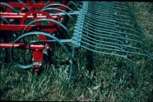 Fotografie: Federzinkengrubber, Bodenbearbeitung