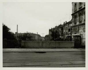 Straßenansicht mit Blick über eine Brücke, vermutlich am Karl-Heine-Kanal, Leipzig