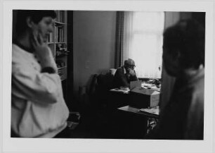 Martina Buder und Dr. Erhard Frommhold, Cheflektor des Verlags der Kunst, im Arbeitszimmer
