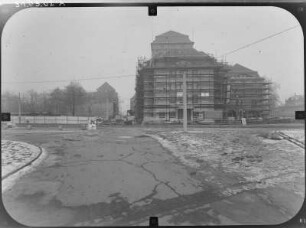 Dresden-Altstadt, Theaterstraße 2. Schauspielhaus (1911-1913; W. Lossow, M. H. Kühne). Ansicht von Südost (teilweise eingerüstet)