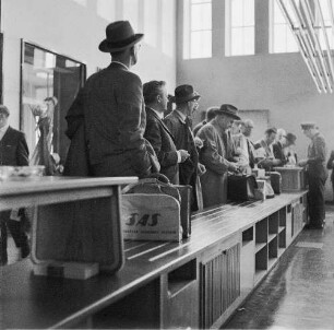 Leipzig-Mockau. Flughafen, Abfertigungsgebäude. Passagiere am Schalter der Pass- und Zollkontrolle
