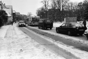Fritz-Reuter-Straße: Autostau im Winter