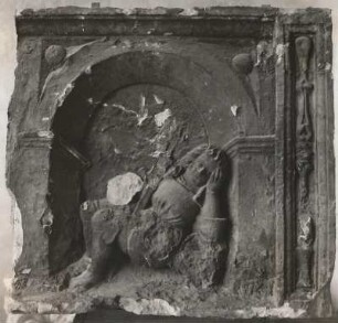 Brüstungsrelief (Sandstein; 80 x 77 cm) am Großen Wendelstein (1. Obergeschoss), Detail: Paris auf Burgunderhelm hingelagert (Urteil des Paris). Albrechtsburg, Meißen