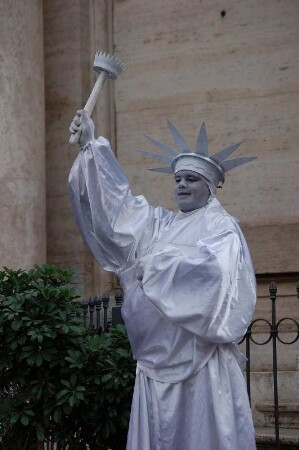 Straßenkünstler als Freiheitsstatue im Zentrum