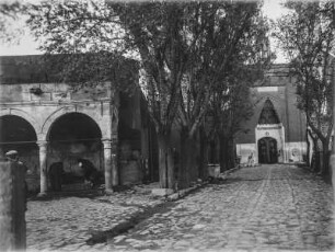 Hunat Hatun Moschee : Waschvorrichtung am Rande der Straße zum Eingang der Hunat Hatun Moschee