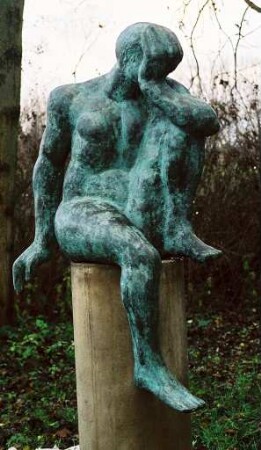 Sitzende mit aufgestütztem Arm