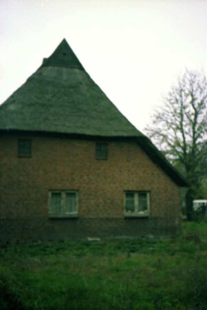 Klein Hansdorf: Bauernhaus mit Reetdach: Giebelseite Wohntrakt