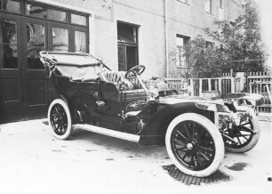 Automobil vor der Garage
