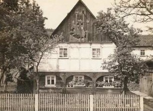 Cunewalde-Schönberg. Wohnhaus. Giebelseite mit alter Schützenscheibe