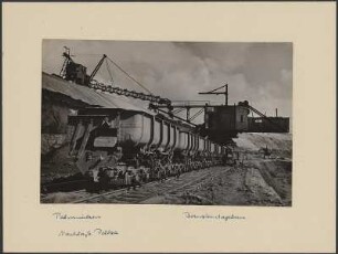 Bernsteintagebau Palmnicken (1913-1970) : Bernsteintagebau Palmnicken in Ostpreußen, Samland (Jantarny, Russland). Gewinnungsort mit zwei Baggern und Grubenbahnzug (Muldenkippwagen)
