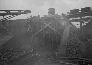 Industrie-Kraftwerk. Baustelle einer Eisenbahnbrücke (Grubenbahn über Werkgleis) mit Lehrgerüst für einen Bogen : Lauta (Niederlausitz). Industrie-Kraftwerk. Baustelle einer Eisenbahnbrücke (Grubenbahn über Werkgleis) mit Lehrgerüst für einen Bogen