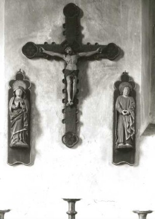 Dabel Kr. Sternberg. Dorfkirche. Triumphkreuzgruppe. Holz, geschnitzt, farbig gefaßt. 2. H. 15. Jh.
