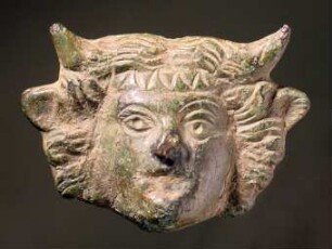 Weibliche Maske mit Hörnern