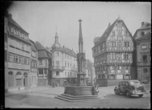 Aschaffenburg, Stiftsplatz : Aschaffenburg. Stiftsplatz. Blick über den Brunnen nach Osten in die Dalbergstraße mit Hotel "Zu den drei Reichskronen" und Fachwerkhaus gegenüber
