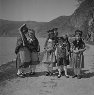 Kinder in Wachauer Tracht an den Ufern der Donau