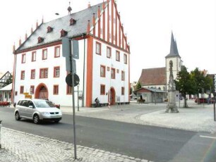 Stadtbild-Altes Rathaus (Jahr 1514) mit Stadtkirche von Südosten