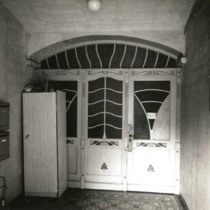 Cossebaude-Gohlis, Gartenstraße 25. Vierseithof (1801/1850). Drieflügelige Flurtür im Wohnstallhaus