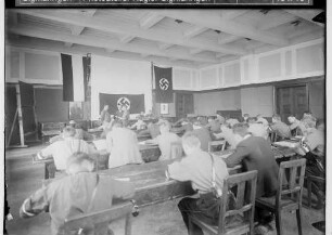 Reichsberufswettkampf ¿ Metall 1934; Prüfungsarbeit in einem Klassenzimmer, Saal Hotel Löwen, Sigmaringen
