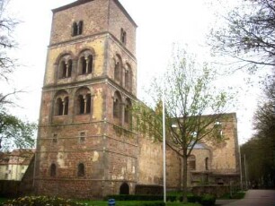 Ansicht von Nordosten mit romanischem Glockenturm sowie Langhaus über Traufseite