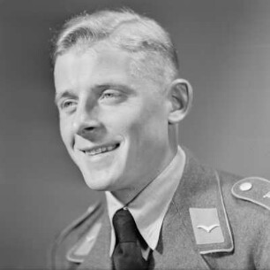 Portrait eines Mannschaftsmitglied der Luftwaffe, wahrscheinlich ein Kanonier, Flieger oder Funker