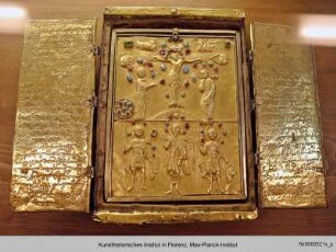 Goldikone aus Okoni mit ihrem Ikonenkasten: Kreuzigung Christi und dem Heiligen Georg, dem Heiligen Demetrius und dem Heiligen Johannes dem Täufer