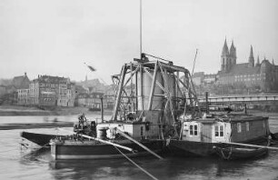 Meißen, Tauscherschiff mit Wohnschiff auf der Elbe