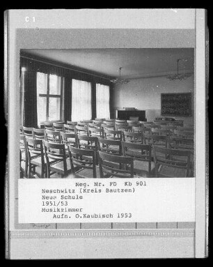 Neschwitz, Parkstraße 12. Neue Schule (1951/1953). Klassenzimmer für Musik-Unterricht (Musikzimmer). Blick zur Tafel