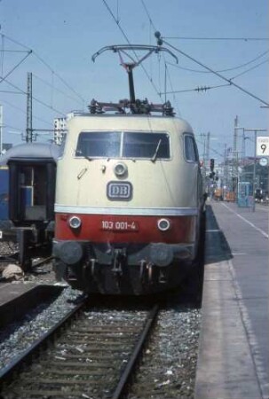 Stuttgart Hbf. Gleis 9 Lok 103 001 Meßzug
