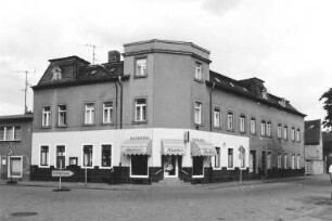 Coswig, Naundorfer Straße 70. Wohnhaus mit Laden. Eckansicht mit Fassade Kötitzer Straße