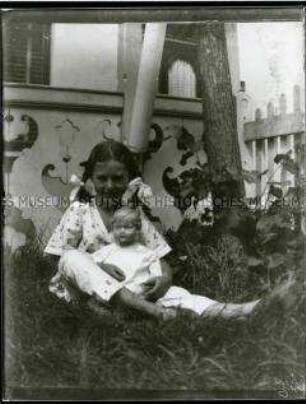 Mädchen mit Puppe im Garten