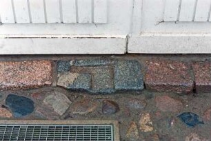 Dorfstraße 10: Schullandheim: traufständiges Fachwerkhaus mit Reetdach: Giebelseite ehemaliger Wirtschaftstrakt: Scheunentor, Detailaufnahme: Schwellensteine