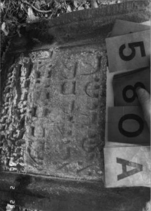Grabstein 580 (Index: 100115318) Material: Sandstein Zustand: stark verwittert Maße HxBxT: 55x52x9 cm Beschreibung: Stele mit eingezogenem Segmentbogenabschluß, eingetieftes Schriftfeld: Grabstein 580A