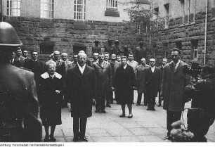 Besuch von Walter Ulbricht, Vorsitzender des Staatsrates der DDR, in der Mahn- und Gedenkstätte für die Opfer des Nationalsozialismus im Hinrichtungshof des ehemaligen Landgerichts (in Begleitung von Prof. Lieselott Herforth, Rektorin der TU Dresden)