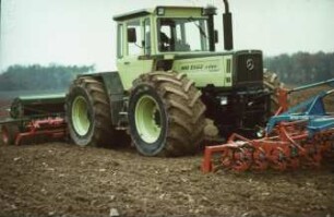 Fotografie: Drillkombination, Kastendrillmaschine, Feingrubber, Frontanbau, Terrareifen