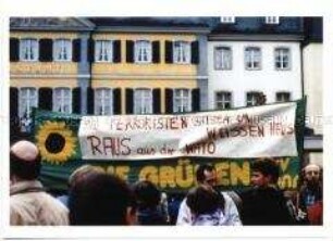 Transparent der Grünen auf der Demonstration gegen US-amerikanische Bombenangriffe auf Libyen auf dem Münsterplatz in Bonn