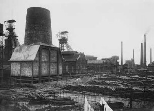 Ruhrgebiet, Zeche : Ruhrgebiet. Steinkohlenzeche mit zwei Fördertürmen, Kühlturm und großem Lager von Grubenholz