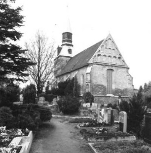 Dresden-Leubnitz-Neuostra. Pfarrkirche (wohl 1. H. 15. Jh., Chor 1511, 1720, Umgestaltung 1874). Ansicht über den Friedhof von Südost