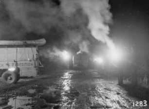 Wagen der Expedition : Aufnahme zweier Wagen der Schomburgk-Expedition, die mit Kanus beladen sind.