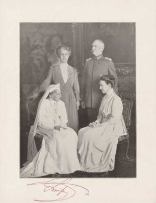 Großherzogsfamilie Friedrich II., Hilda, Luise und Königin Viktoria von Schweden, Ganzfigur.