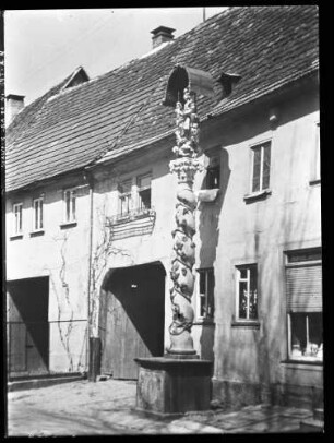 Träubelesbildstock mit Marienstatue vor dem Haus Spießberger in Külsheim