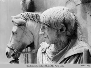 Hochrelief: Mann mit Pferd, darüber zwei Büsten