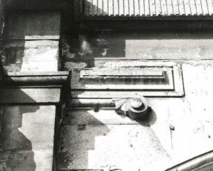 Bahnhof Dresden Mitte. Hochgleisanlage mit darunterliegendem Empfangsgebäude. Detail links über dem Eingangsportal : Dresden-Altstadt, Könneritzstraße. Bahnhof Dresden Mitte. Hochgleisanlage mit darunterliegendem Empfangsgebäude. Detail links über dem Eingangsportal