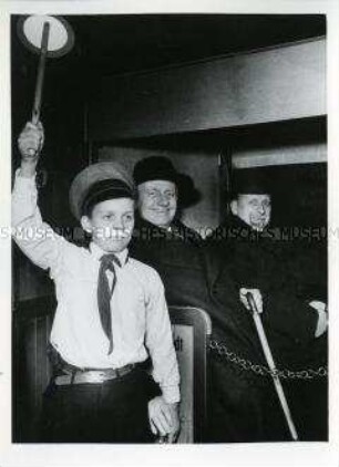 Wilhelm Pieck und Walter Ulbricht in der Pioniereisenbahn auf dem Berliner Weihnachtsmarkt