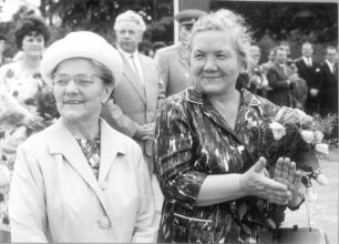 Berlin (Ost). Lotte Ulbricht mit Nina Chruschtschowa anläßlich des Staatsbesuches von Nikita Chruschtschow in der DDR zum 70. Geburtstag von Walter Ulbricht am 30. Juni 1963