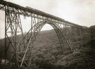 Müngsten. Brücke über das Wuppertal (Gitterbrücke für Eisenbahn). Länge 500m, Höhe 107 m (1892-1897)