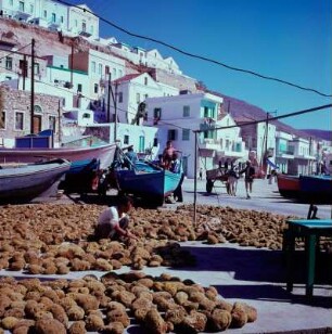 Kalymnos. Schwämme trocknen vor einem Kafenion