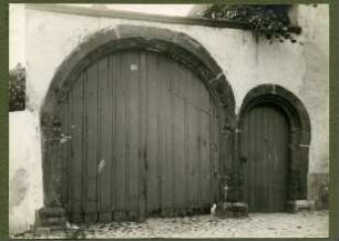 Theresienstr. 55. Tor 1590, am Scheitelstein Engelsköpfchen und Inschrift