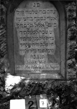 Grabstein 27 (Index: 100105265) Material: Muschelkalk, weiße Marmorplatte Zustand: gut Maße HxBxT: 103x58x27 cm Beschreibung: Stele, rustica, Segmentbogenabschluß, Schriftplatte: Grabstein 27A (Nachholaufnahme)